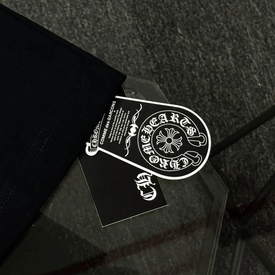 P170 Chrome Hearts 25 high-end versions. The fabric is made of 300 grams of high-density pure cotton. It does not deform or shrink. It has three labels. It is the same style for men and women. Technology: suede foaming + digital printing. Color: white, black. SIZE: S-XL.